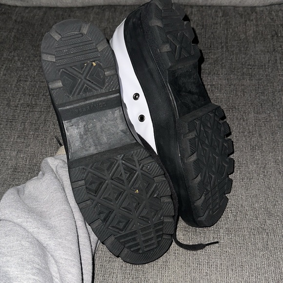Converse - LIKE NEW - Picture 5 of 7